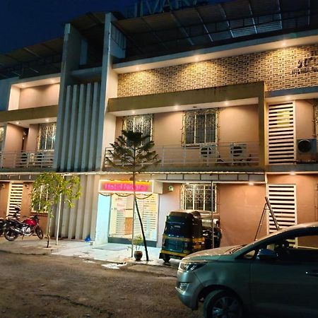 Hotel Nivara Нави Мумбаи Экстерьер фото